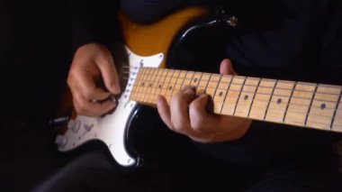 Stüdyoda gitar çalan müzisyen.