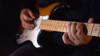 Stüdyoda gitar çalan müzisyen.
