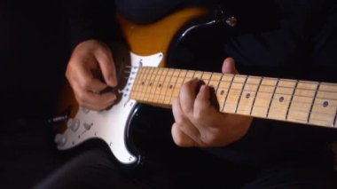 Stüdyoda gitar çalan müzisyen.