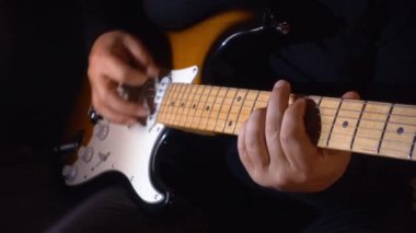 Stüdyoda gitar çalan müzisyen.