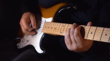 Stüdyoda gitar çalan müzisyen.
