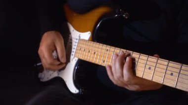 Stüdyoda gitar çalan müzisyen.