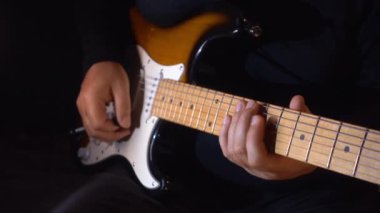 Stüdyoda gitar çalan müzisyen.