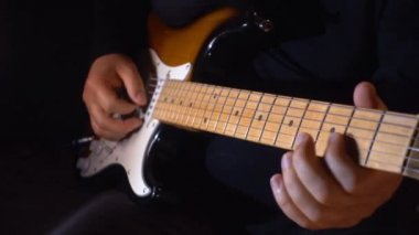 Stüdyoda gitar çalan müzisyen.