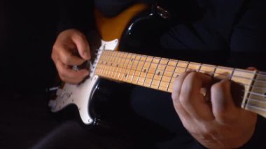 Stüdyoda gitar çalan müzisyen.