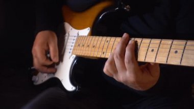 Stüdyoda gitar çalan müzisyen.