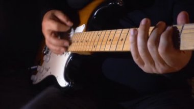 Stüdyoda gitar çalan müzisyen.