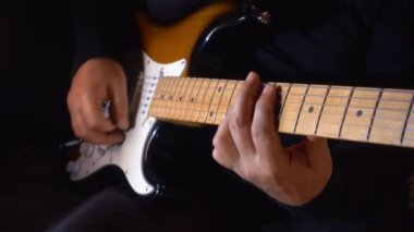 Stüdyoda gitar çalan müzisyen.