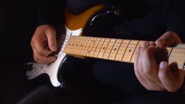 Stüdyoda gitar çalan müzisyen.