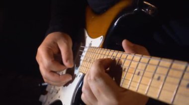 Stüdyoda gitar çalan müzisyen.