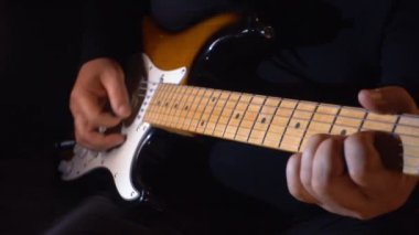 Stüdyoda gitar çalan müzisyen.