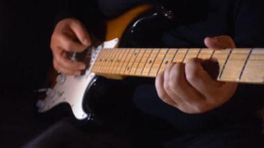 Stüdyoda gitar çalan müzisyen.