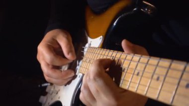 Stüdyoda gitar çalan müzisyen.