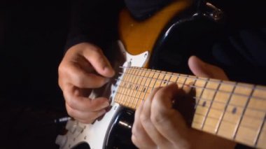 Stüdyoda gitar çalan müzisyen.