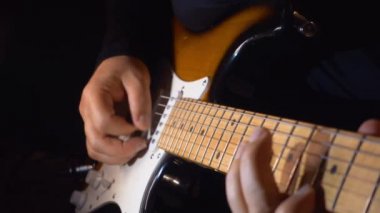 Stüdyoda gitar çalan müzisyen.