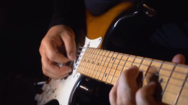Stüdyoda gitar çalan müzisyen.