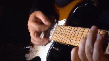 Stüdyoda gitar çalan müzisyen.