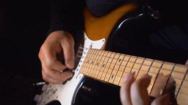 Stüdyoda gitar çalan müzisyen.