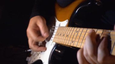 Stüdyoda gitar çalan müzisyen.