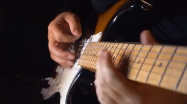 Stüdyoda gitar çalan müzisyen.