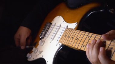 Stüdyoda gitar çalan müzisyen.