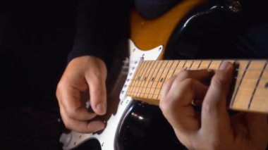 Stüdyoda gitar çalan müzisyen.