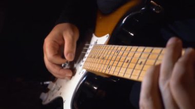 Stüdyoda gitar çalan müzisyen.