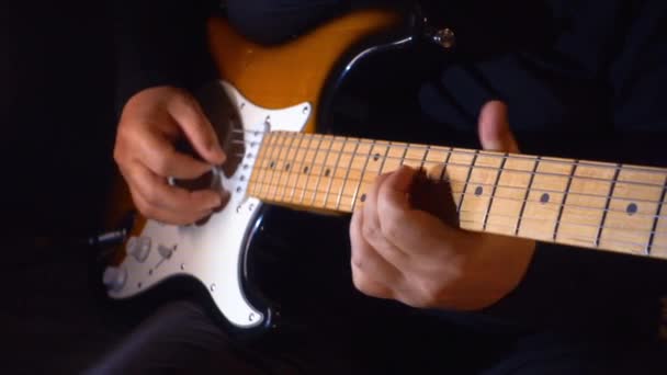 Musiker Spelar Gitarr Studio — Stockvideo