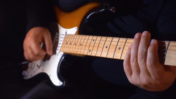 Musiker Spelar Gitarr Studio — Stockvideo
