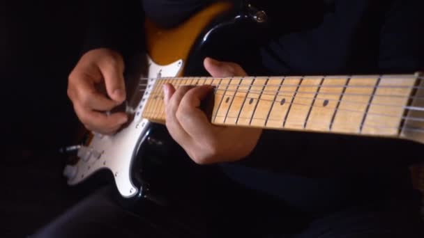 Músico Tocando Guitarra Estudio — Vídeo de stock