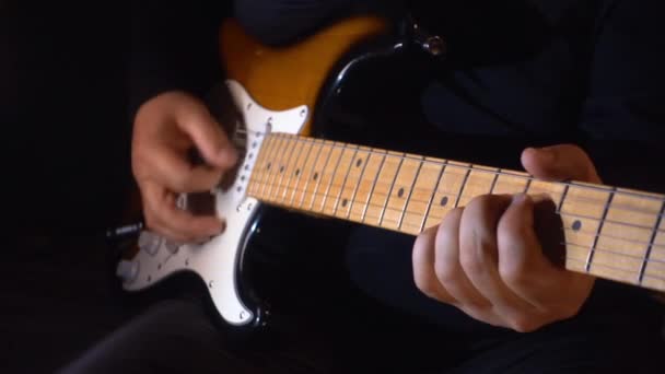 Músico Tocando Guitarra Estúdio — Vídeo de Stock