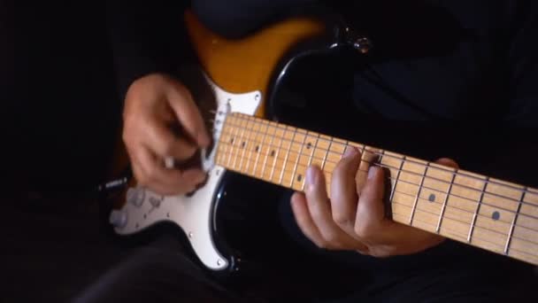 zenész gitározik a stúdióban