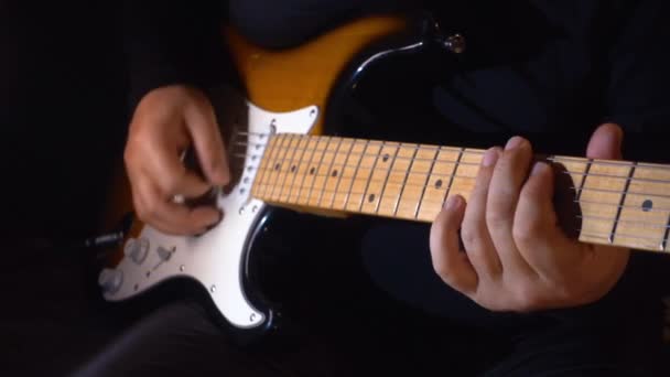 Músico Tocando Guitarra Estúdio — Vídeo de Stock