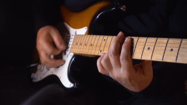 Musiker Spielt Gitarre Studio — Stockvideo