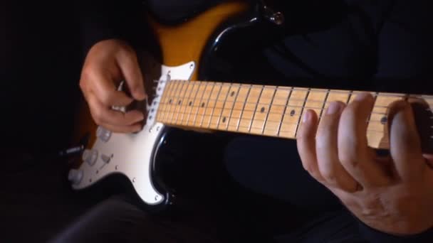 Músico Tocando Guitarra Estudio — Vídeo de stock