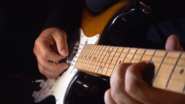 Stüdyoda gitar çalan müzisyen.