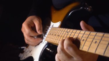Stüdyoda gitar çalan müzisyen.