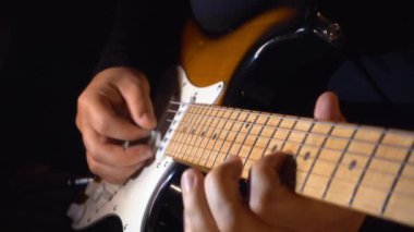 Stüdyoda gitar çalan müzisyen.