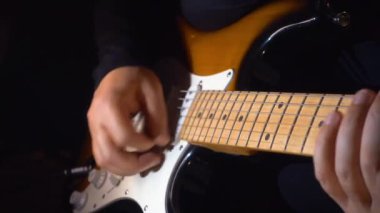 Stüdyoda gitar çalan müzisyen.