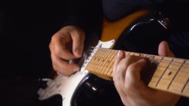 Stüdyoda gitar çalan müzisyen.