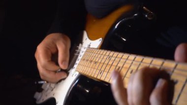 Stüdyoda gitar çalan müzisyen.