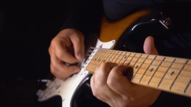Stüdyoda gitar çalan müzisyen.