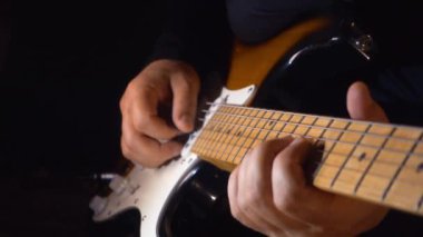Stüdyoda gitar çalan müzisyen.
