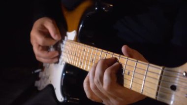 Stüdyoda gitar çalan müzisyen.