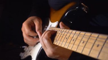 Stüdyoda gitar çalan müzisyen.