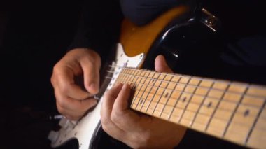 Stüdyoda gitar çalan müzisyen.