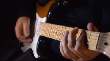 Stüdyoda gitar çalan müzisyen.