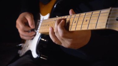 Stüdyoda gitar çalan müzisyen.