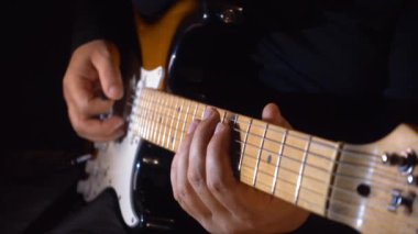 Stüdyoda gitar çalan müzisyen.