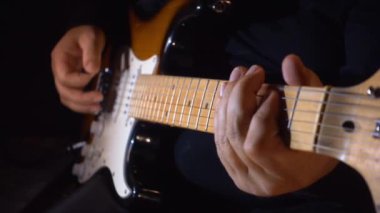 Stüdyoda gitar çalan müzisyen.